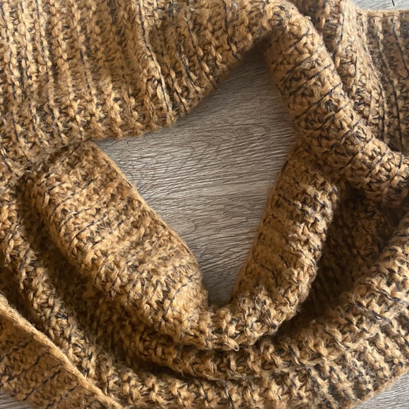 H&M Infinity Scarf - Picture 6 of 7